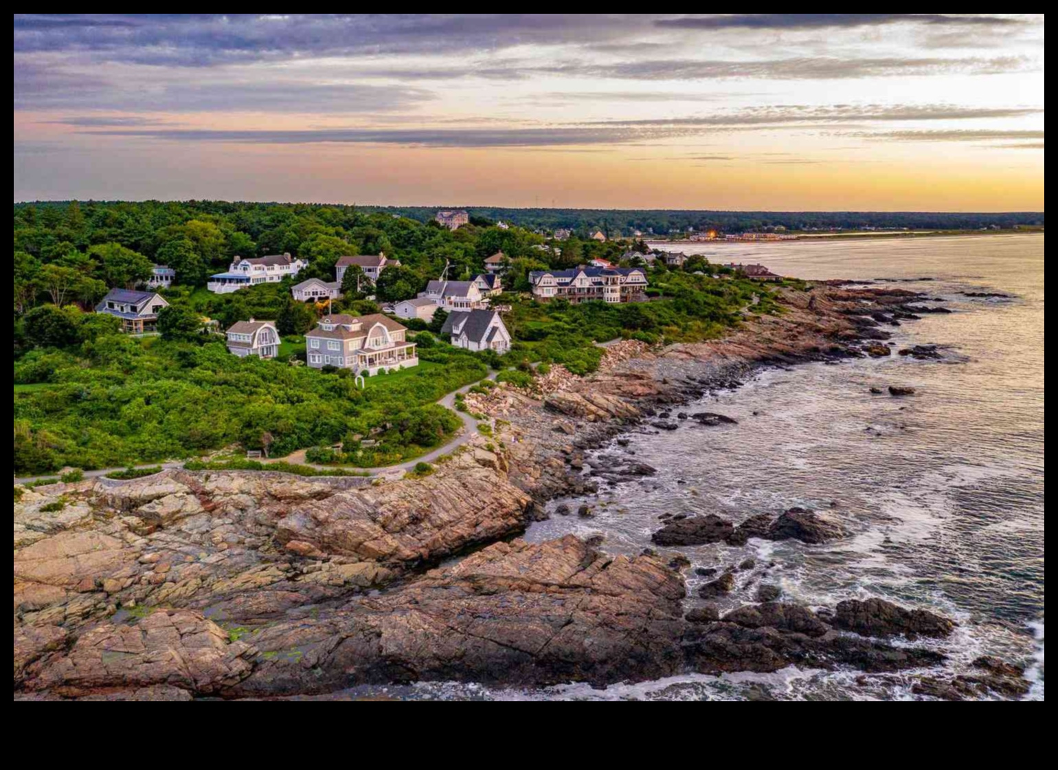 Vederi pe malul apei: panorame pe malul lacului și al iazului