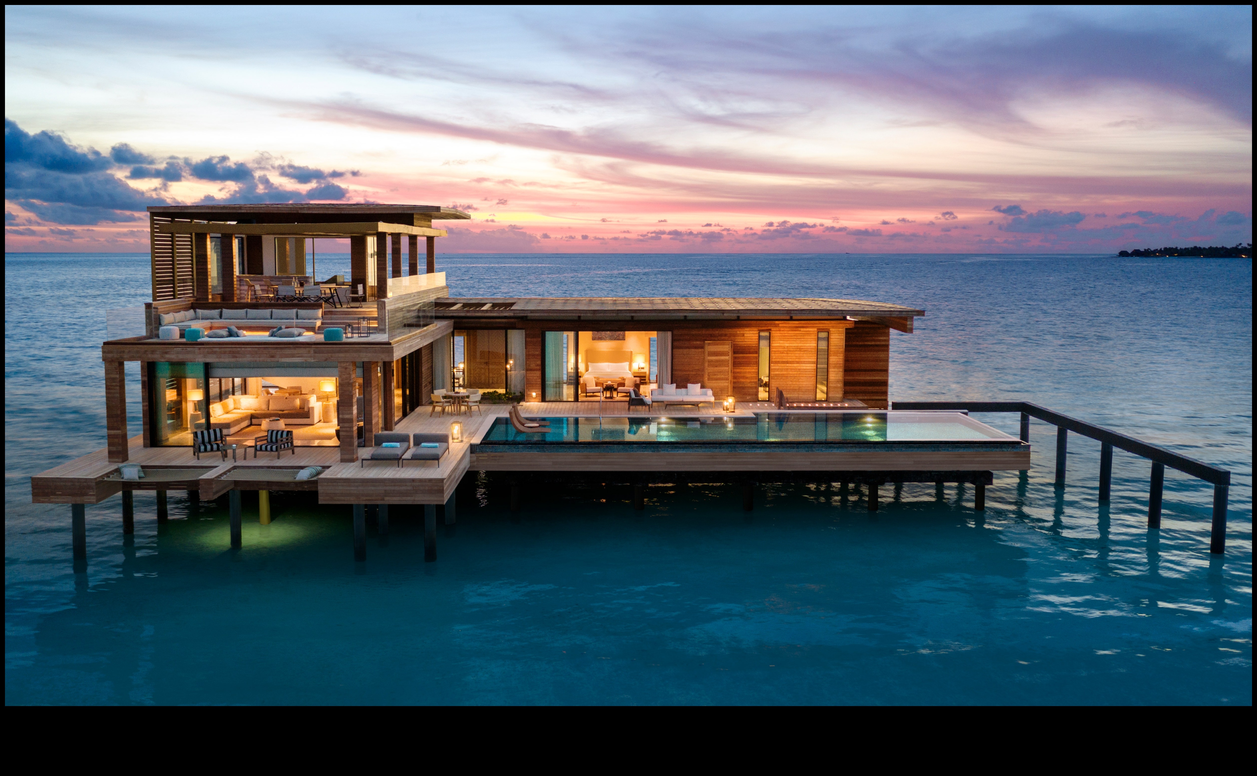 Vederi pe malul apei: panorame pe malul lacului și al iazului