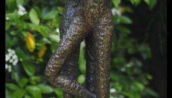 Bronze Whispers: alura sculpturală în refugiul tău în aer liber