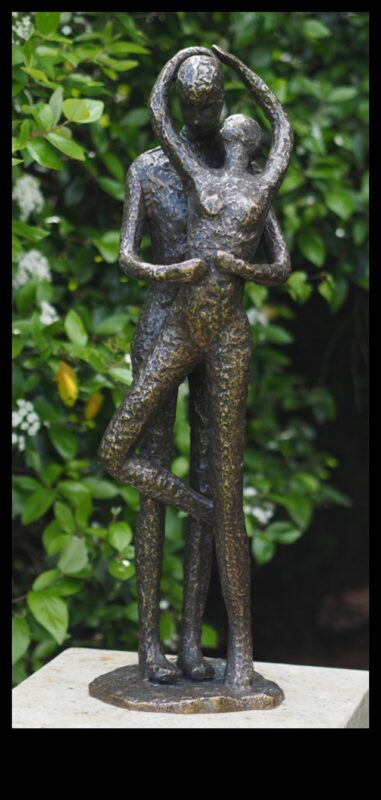 Bronze Whispers: alura sculpturală în refugiul tău în aer liber