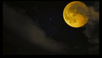 Cântece de leagăn lunare: sunete liniștitoare în mijlocul frumuseții cerești a galaxiilor